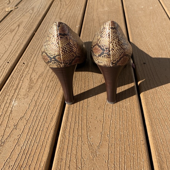 Anne Klein Clemence 3 faux snakeskin stacked look heel pumps in gold/ brown 10 - Picture 4 of 11